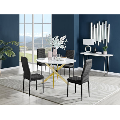 Ensemble repas pour quatre personnes