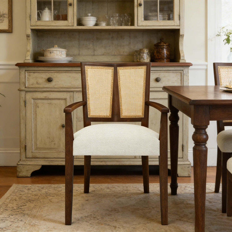 Ensemble de 2 chaises de salle à manger en rotin avec accoudoirs à dossier en noyer avec revêtement en tissu beige, bois d'hévéa massif, cuisine de campagne moderne et chaises de salle à manger