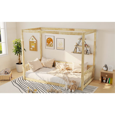 Lit simple à baldaquin avec clôture, couleur naturelle, garde-corps pour une détente en bois d'hévéa et conception orientée confort