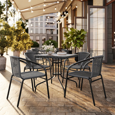 Table carrée en verre et métal de 28 po avec bordure en rotin et 4 chaises empilables en rotin Amlie