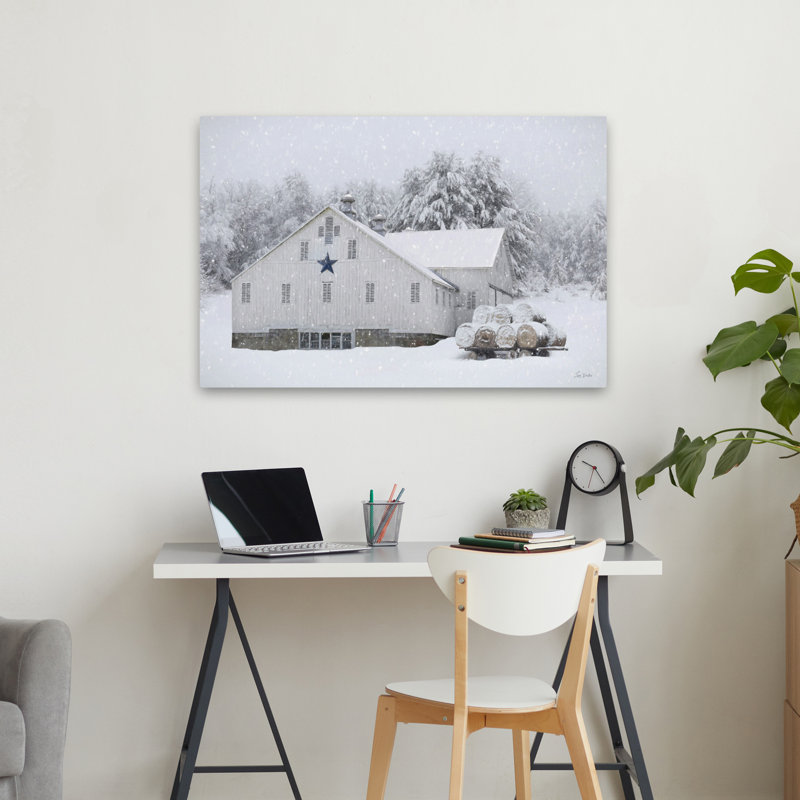 Winter's Embrace - Paysage contemporain enneigé de grange blanche, H 24 po x l 36 po