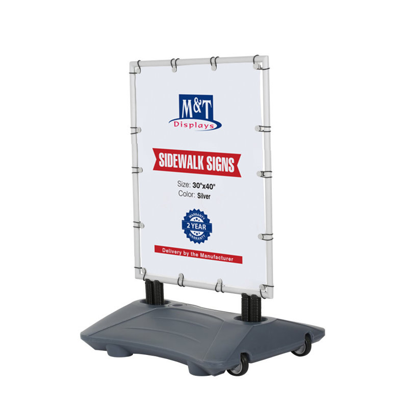 Porte-affiche sur le trottoir, Argent