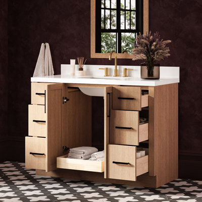 Meuble-lavabo rectangulaire simple de 124,5 cm (49 po) avec comptoir en quartz blanc pur et revêtement en chêne naturel de 3,8 cm (1,5 po).