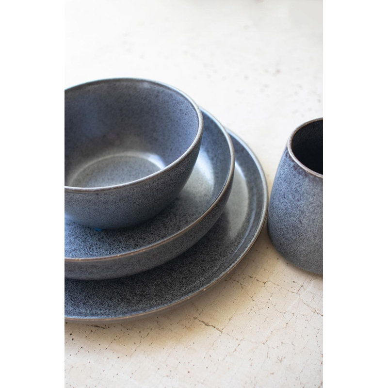 ENSEMBLE DE TROIS ASSIETTES EN CÉRAMIQUE ET ASSIETTES À SALADES EN PIERRE