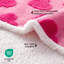Couverture imperméable pour chiots pour grands chiens - couvertures lavables pour chien à double face avec jacquard chaud et molleton Sherpa doux, couverture pour chat pour la protection du lit, motif à motif d'amour, rose