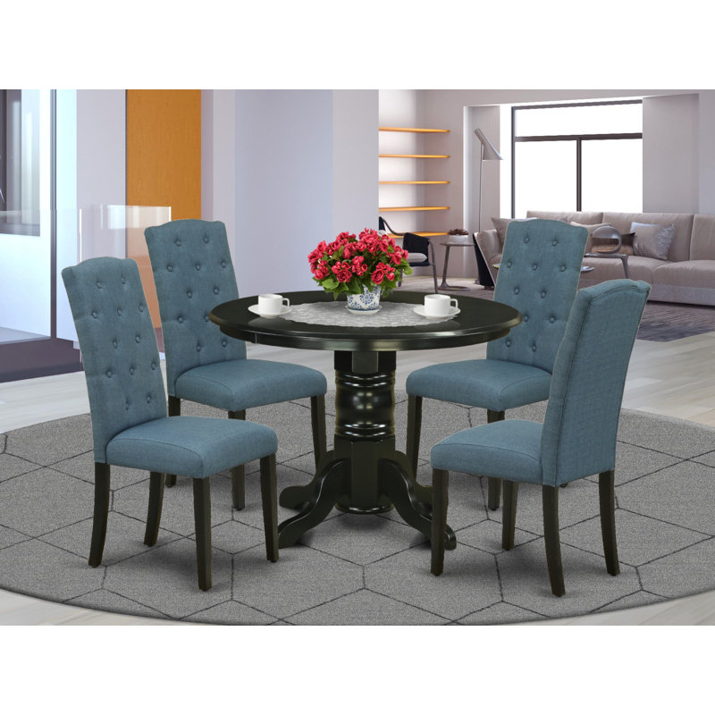 L'ensemble de 5 pièces pour coin-repas pour 4 personnes comprend une table de cuisine ronde avec piédestal et 4 chaises de salle à manger Parson en tissu bleu minéral, noir