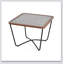 Table basse moderne carrée avec plateau en verre trempé et structure en métal robuste, parfaite pour les intérieurs contemporains et industriels.