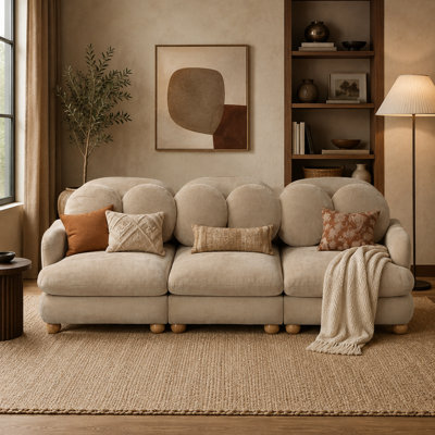 Canapé d'angle modulaire 3 places Gatton en chenille, assise profonde avec 6 coussins décoratifs, structure en bois massif, accoudoirs arrondis et pieds en bois, style rétro-moderne.