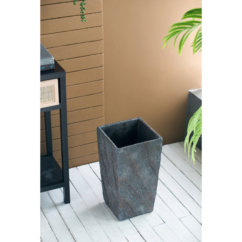 Jardinière en ciment, H 15 po x l 7,5 po x P 7,5 po