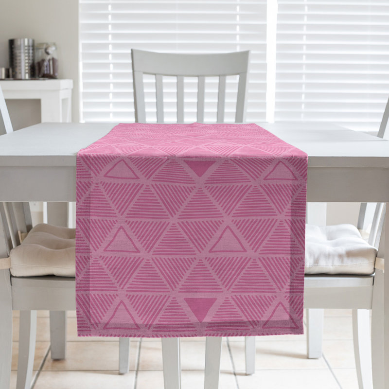 Chemin de table à triangles dessinés à la main Classic, 16 po x 72 po, Rose fuchsia