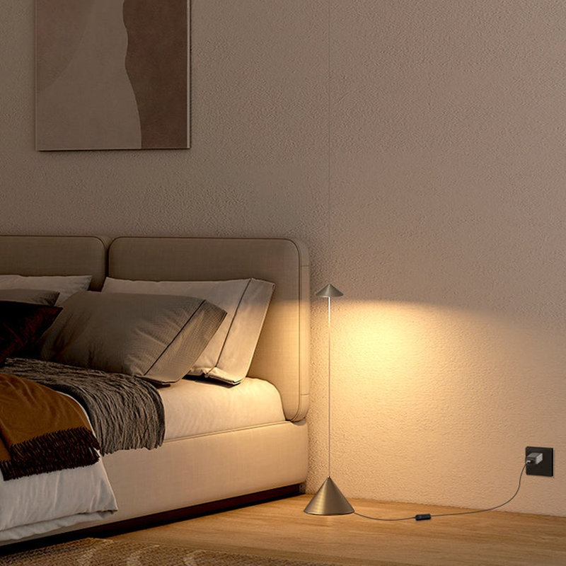Lampe de poteau de tension de plancher à plafond Vector, hauteur réglable de 90 à 145 pouces, DEL blanc chaud intégrée, conception architecturale minimaliste en aluminium