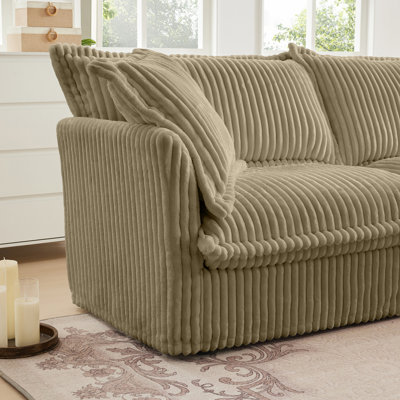 Canapé modulaire luxueux avec plusieurs coussins pour le salon
