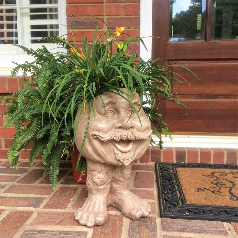 Statue de Muggly's Uncle Nate, H 18 po x l 11 po x P 11 po, Délavé à la pierre