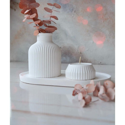 Ensemble de bougies élégantes (3 pièces), béton blanc et cire de soja | Comprend un vase de 4,0 po x 2,8 po, un plateau de 8,3 po x 4,3 po et une bougie chauffe-plat de 2,4 po x 1,0 po | Parfumé à la vanille et à l'ambre, parfait pour la décoration intérieure et la détente
