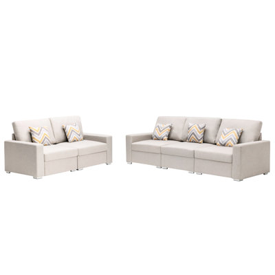 Salon en lin beige avec et. Oreillers et pattes interchangeables. Fabrication de ressorts ensachés en mousse. 95,5 po. 67 po. Options de largeur dans les coussins souples. Variété de pieds interchangeables