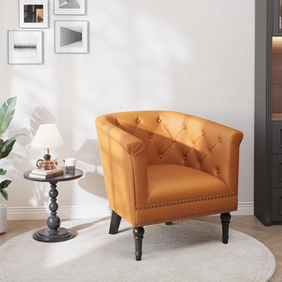Fauteuil demi-tonneau brun clair en similicuir - dossier capitonné, garniture cloutée, rembourré et confortable - parfait pour le salon, la chambre à coucher, le bureau, le patio - Couleur: brun clair