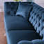 Canapé Chesterfield, canapé Stanford, canapé Chesterfield de haute qualité, bleu azur, canapé en tissu touffeté et froissé; canapé Stanford contemporain. Canapé capitonné avec accoudoirs et dossier à volutes