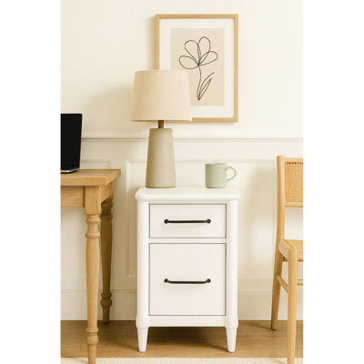 Armoire blanche à 2 tiroirs pour le classement, la durabilité des placages, l'ouverture des glissières de roulement, la quincaillerie en métal dans un style élégant, les pieds fuselés classant avec les tiroirs et les placages, le mouvement en douceur, complétant
