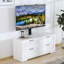 Meuble télé en bois blanc avec support réglable, compatible avec les téléviseurs de 55 à 75 pouces, console de rangement de style champêtre pour salon, chambre et petits espaces.