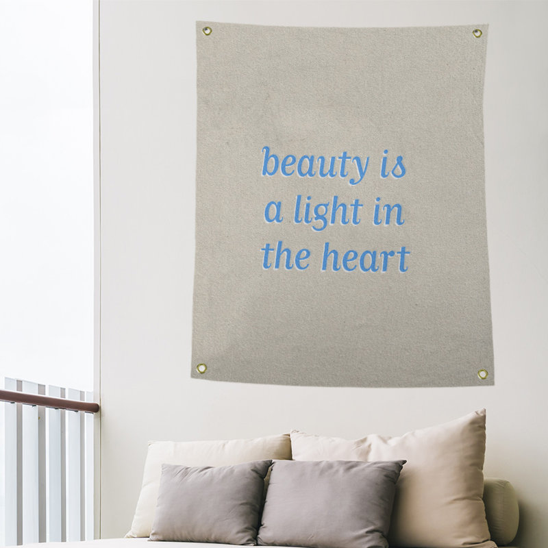 Tapisserie en polyester en citation de beauté, H 36 po x l 26 po, Blanc / bleu contrastant