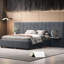 Élégant grand lit tapissier gris, ajoutant du charme à un décor de chambre à coucher moderne avec une touche de luxe-2095796247