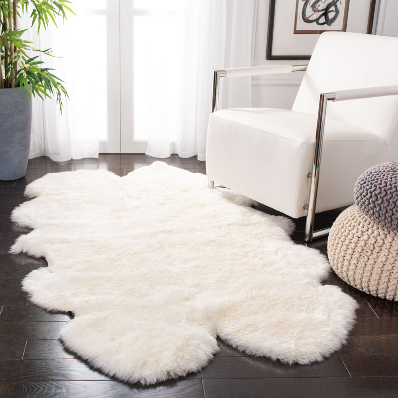 Mera Handmade Sheepskin White Area Rug, Rectangle 4' x 6'