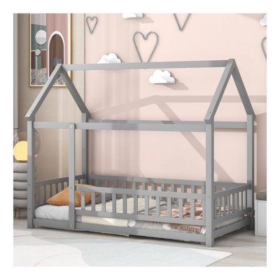 Lit simple en bois avec structure de toit de maison, garde-corps de clôture, gris