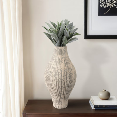 Vase en faïence à motif texturé moderne