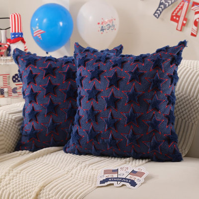 Ensemble de 2 housses de coussin 4Th of August 18 X 18 pouces 4 étoiles Decor Blue Star Red Edge Décoration Coussin en peluche douce