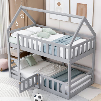 Lit superposé simple au-dessus de simple avec clôture et porte, idéal pour créer des espaces privés et ludiques dans les chambres.