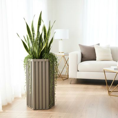Pot à fleurs hexagonal en forme de colonne - brun gris, aluminium léger avec drainage prédécoupé, finition de ton de bois, profondeur de plantation réglable, profondeur de 13,88 po, largeur de 11,67 po, hauteur de 22,7 po, fabriqué en aluminium