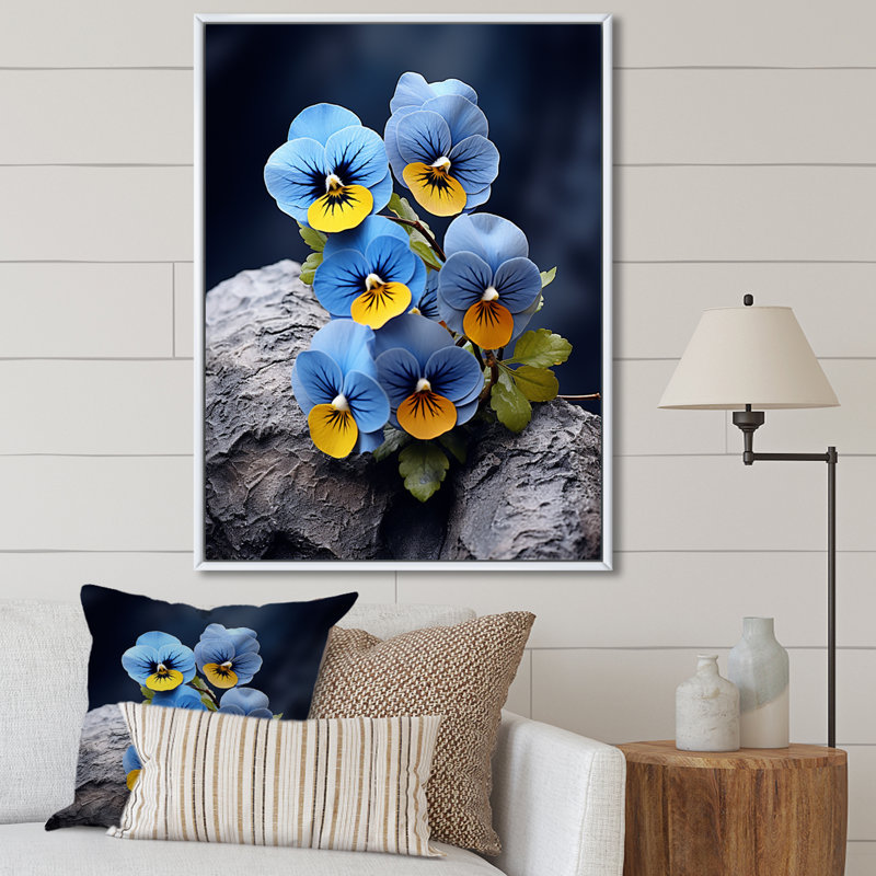 «Blue Blue Pansies», photo vibrante sur toile, H 44 po x l 34 po x P 1,5 po, Cadre flottant blanc