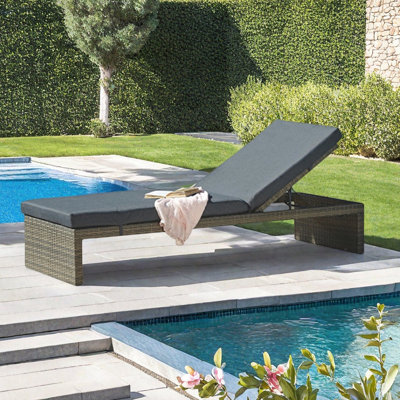 Outdoor courtyard leisure recliner