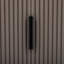 Armoire de rangement à portes verticales à rayures verticales avec poignées en métal, tablettes réglables pour une organisation moderne et polyvalente