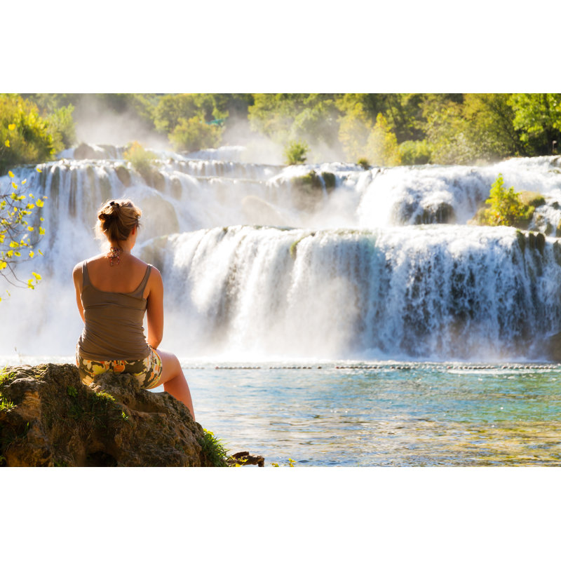 «Regardant la cascade» - photographie sur toile tendue, H 8 po x l 12 po