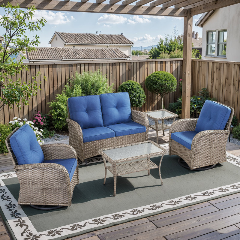 Cet ensemble de conversation d'extérieur fabriqué à la main 5 pièces confère à votre porche ou à votre patio un charme intemporel et une élégance naturelle. L'ensemble comprend une causeuse coulissante, 2 chaises pivotantes classiques, une table d'appoint et une table basse, en osier de polyéthylène tissé à la main