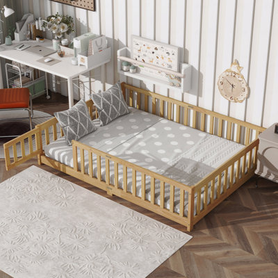 Structure de lit double, plancher avec clôture de sécurité et avec porte d'accès, plancher en bois d'hévéa avec barrière de sécurité, naturel