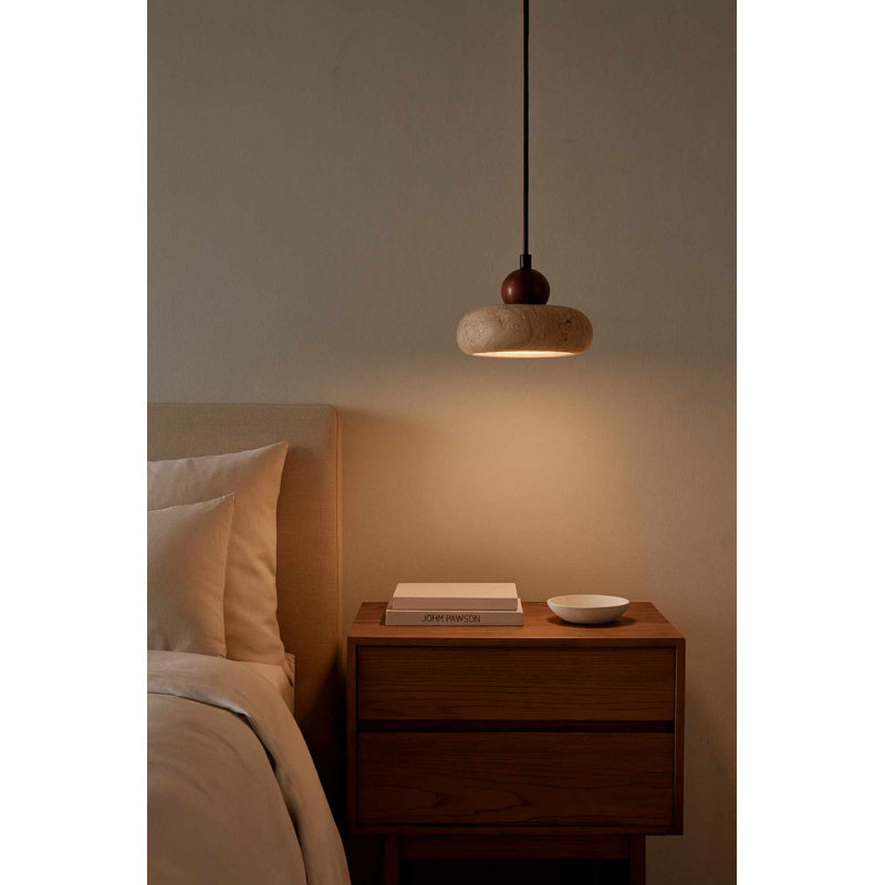 Lustre réglable élégant avec corps en bois et capuchon en travertin, finition beige et noyer | Taille du capuchon: 55,9 x 2,0 pouces, hauteur totale: 5,5 - 55,1 pouces | Parfait pour les salles à manger et les espaces de vie, design élégant et fonctionnel