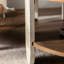 Table basse rétro en bois avec double rangement pour chambre, structure en bois massif, idéale pour balcon ou chambre. Design élégant et épuré, facile à assembler et fonctionnelle. Parfait pour les petits espaces.