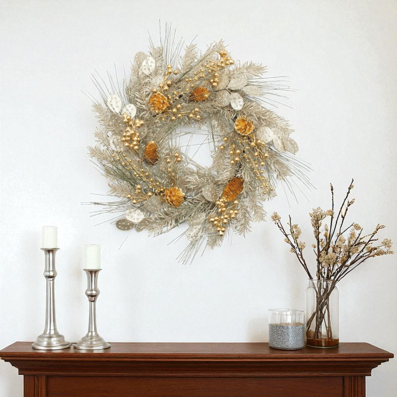 Couronne artificielle 24 po Eucalyptus et assortiment de Noël or et argent 24 po