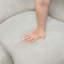 Chaise d'appoint rembourrée en tissu avec dossier capitonné moderne - Structure robuste en contreplaqué pour le salon-588139425