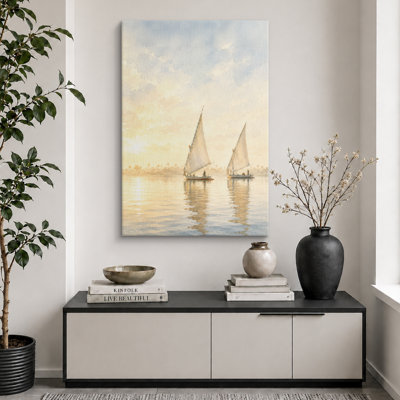 Tableau représentant des voiliers au coucher du soleil sur une eau calme, idéal pour le salon. Impression giclée sur toile encadrée.