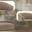 Fauteuil pivotant Frankie en velours côtelé camel avec base en bois massif-932401100
