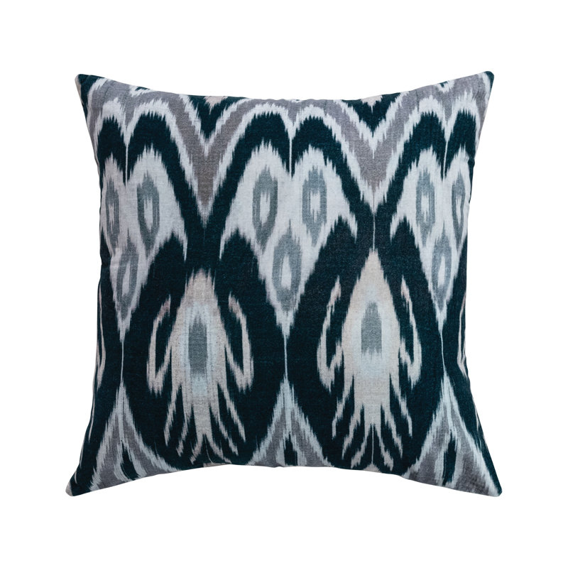 Oreiller carré en velours de coton à imprimé ikat avec dossier en chambray, Carré 20 po, Bleu foncé / ikat gris
