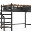 Lit mezzanine double en métal noir avec rangement fonctionnel et tablette, un choix pratique pour les barrières de sécurité en escalier, idéal pour créer une chambre confortable et sécuritaire