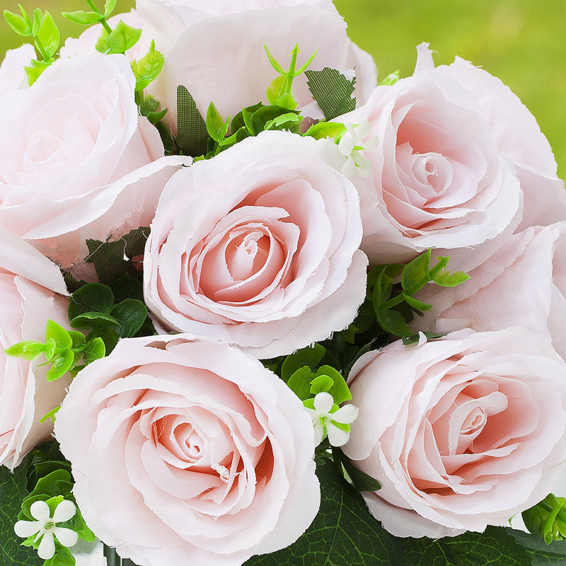Roses artificielles dans un vase en verre, Rose