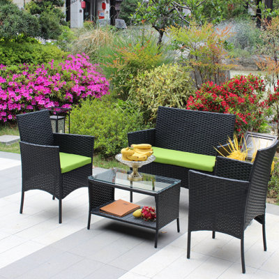 Ensemble de patio 4 pièces : fauteuils rembourrés et table basse, mobilier d'extérieur, fauteuils avec extrémités en verre trempé et coussins.