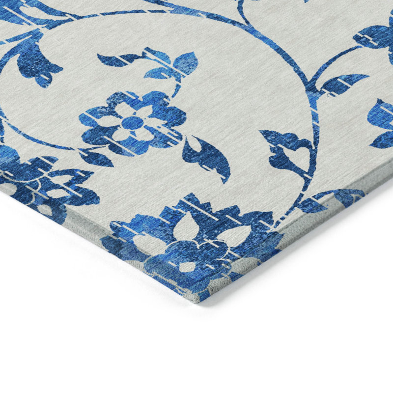 Tapis extérieur lavable floral blanc et bleu denim 5 pi x 8 pi