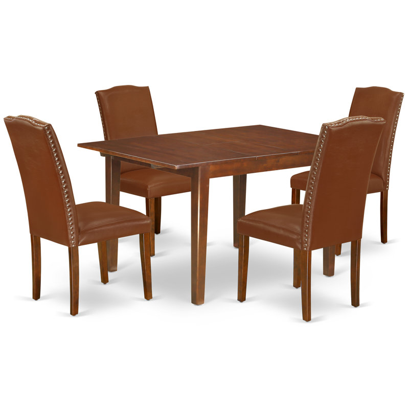 L'ensemble de table de cuisine 5 pièces pour 4 personnes comprend une table de salle à manger rectangulaire avec rallonge papillon et 4 chaises parsons en simili cuir brun, acajou