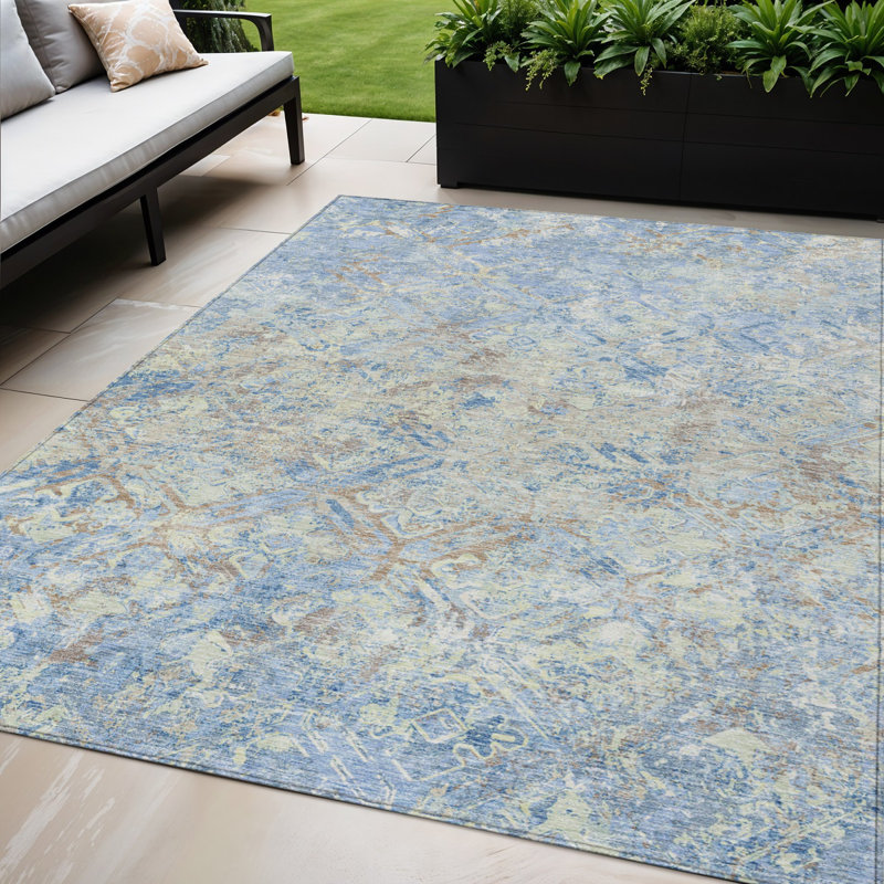 Tapis intérieur / extérieur lavable géométrique bleu ciel et bleu denim HomeRoots 5 pi x 8 pi